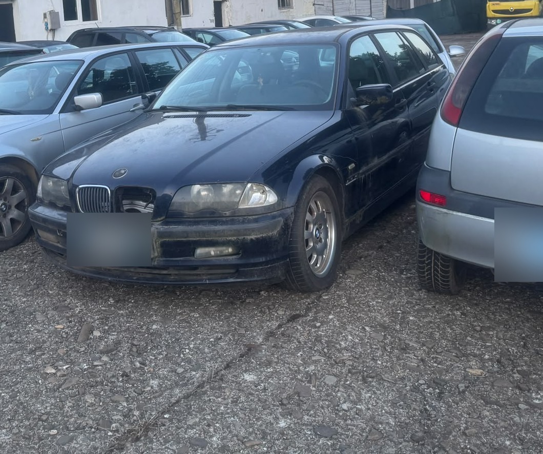 BMW 3 Series E46 Touring, gri închis, în parcul AutoResursa